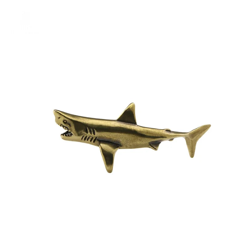 Figurine requin or