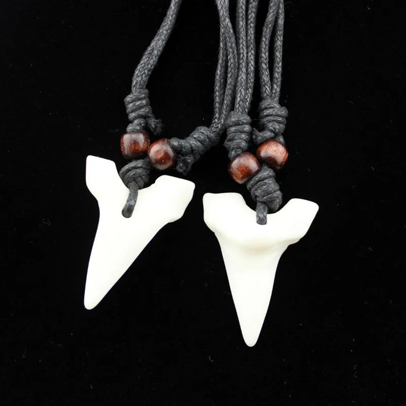 Collier dent de requin realiste