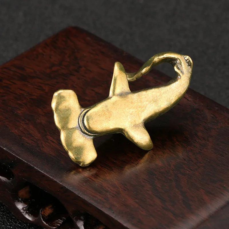 Figurine requin marteau or