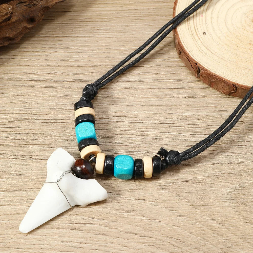 Collier dent de requin surfeur