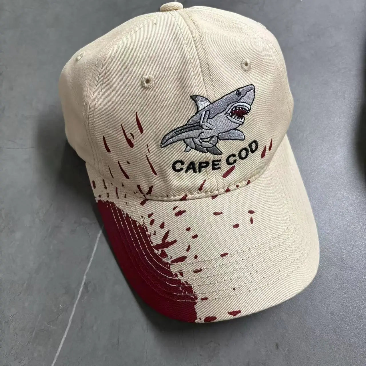 Casquette requin morsure