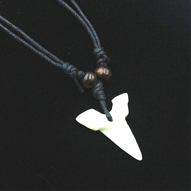 Collier dent de requin realiste