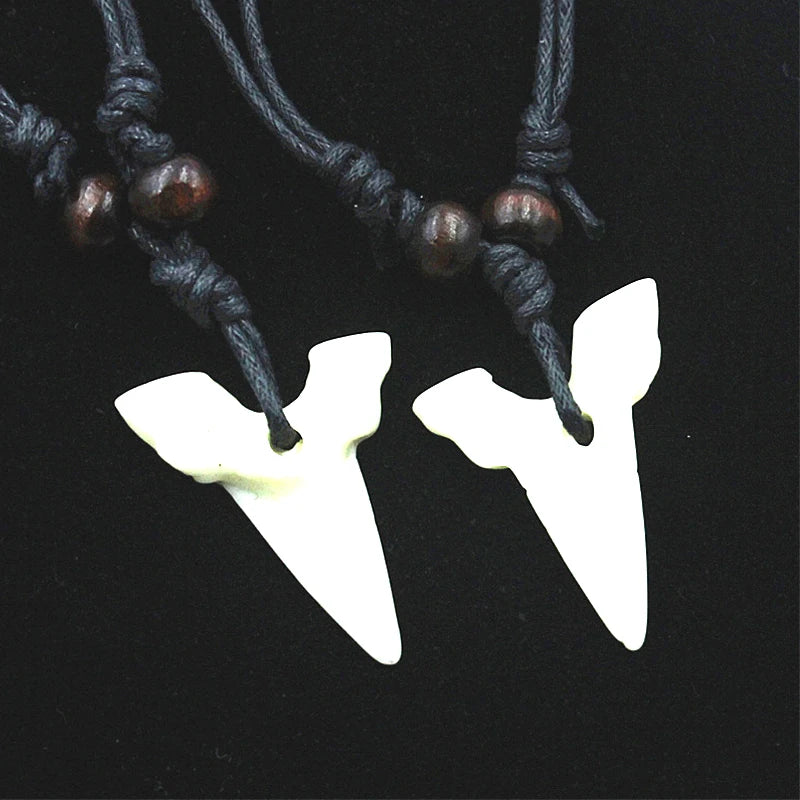 Collier dent de requin realiste