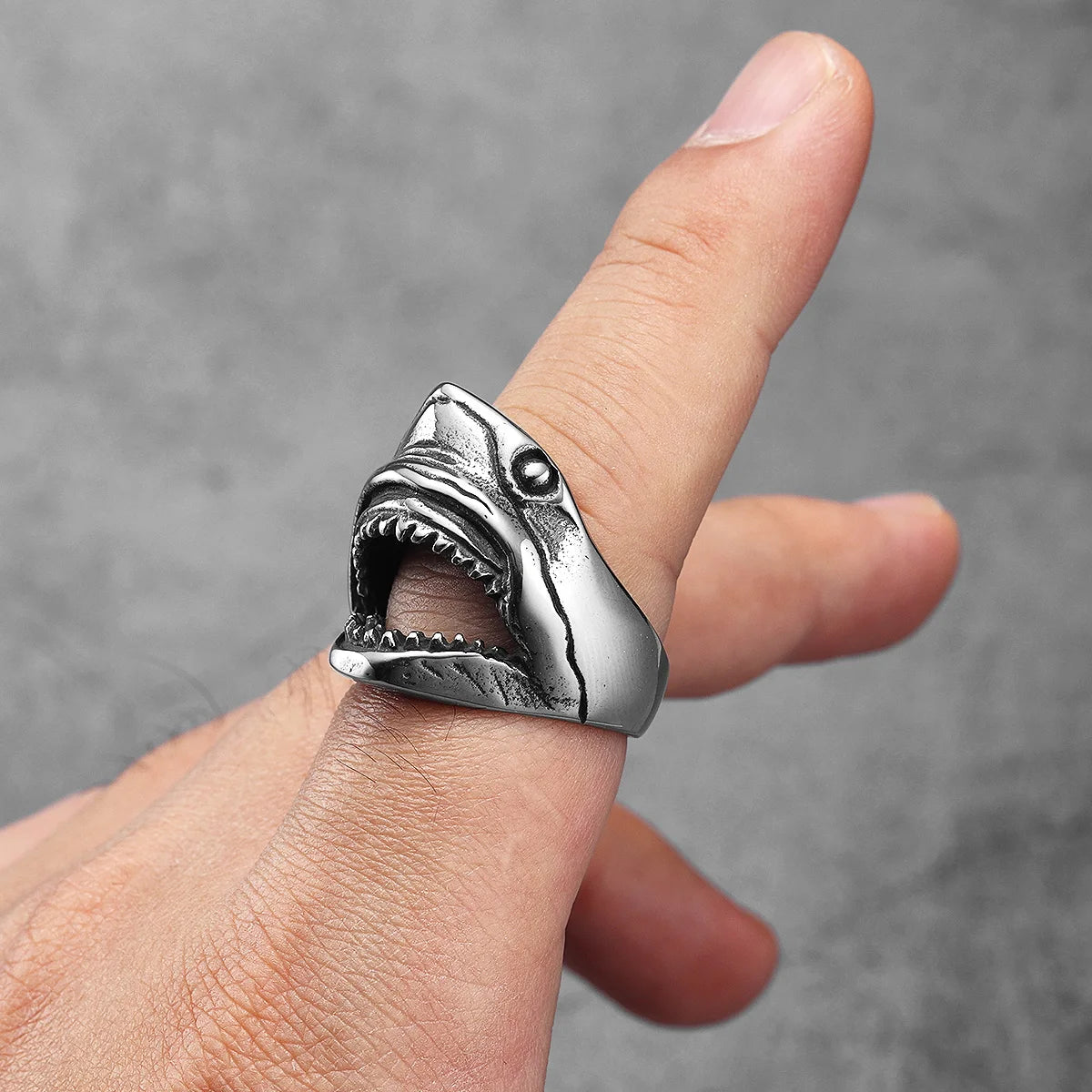 Bague tete de requin