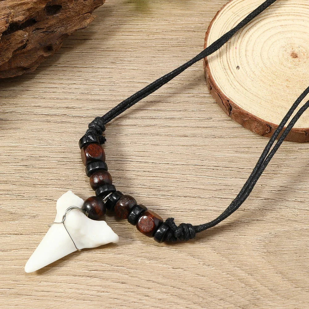 Collier dent de requin surfeur