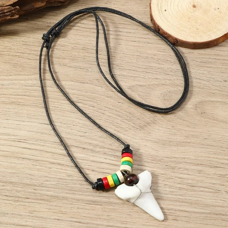 Collier dent de requin surfeur