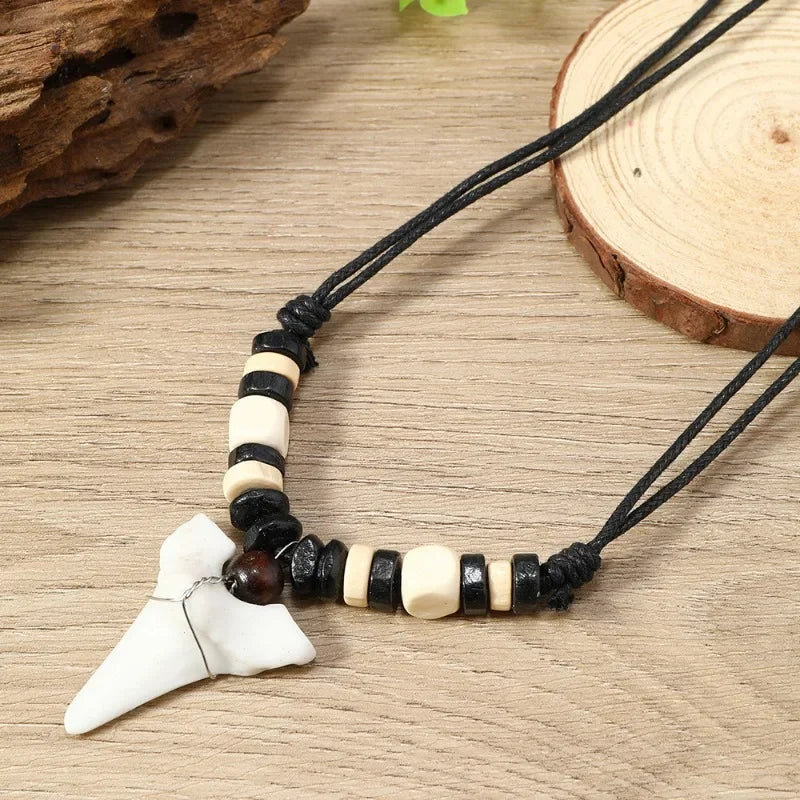 Collier dent de requin surfeur