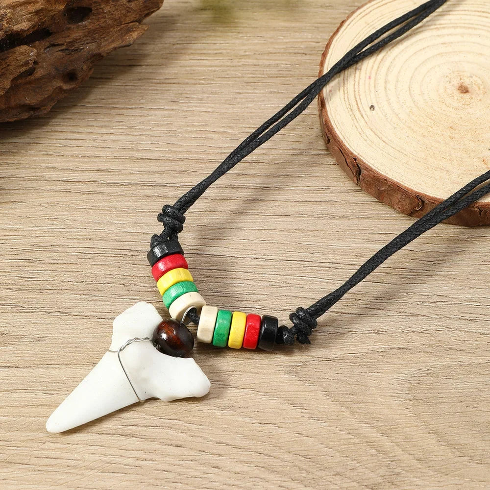 Collier dent de requin surfeur