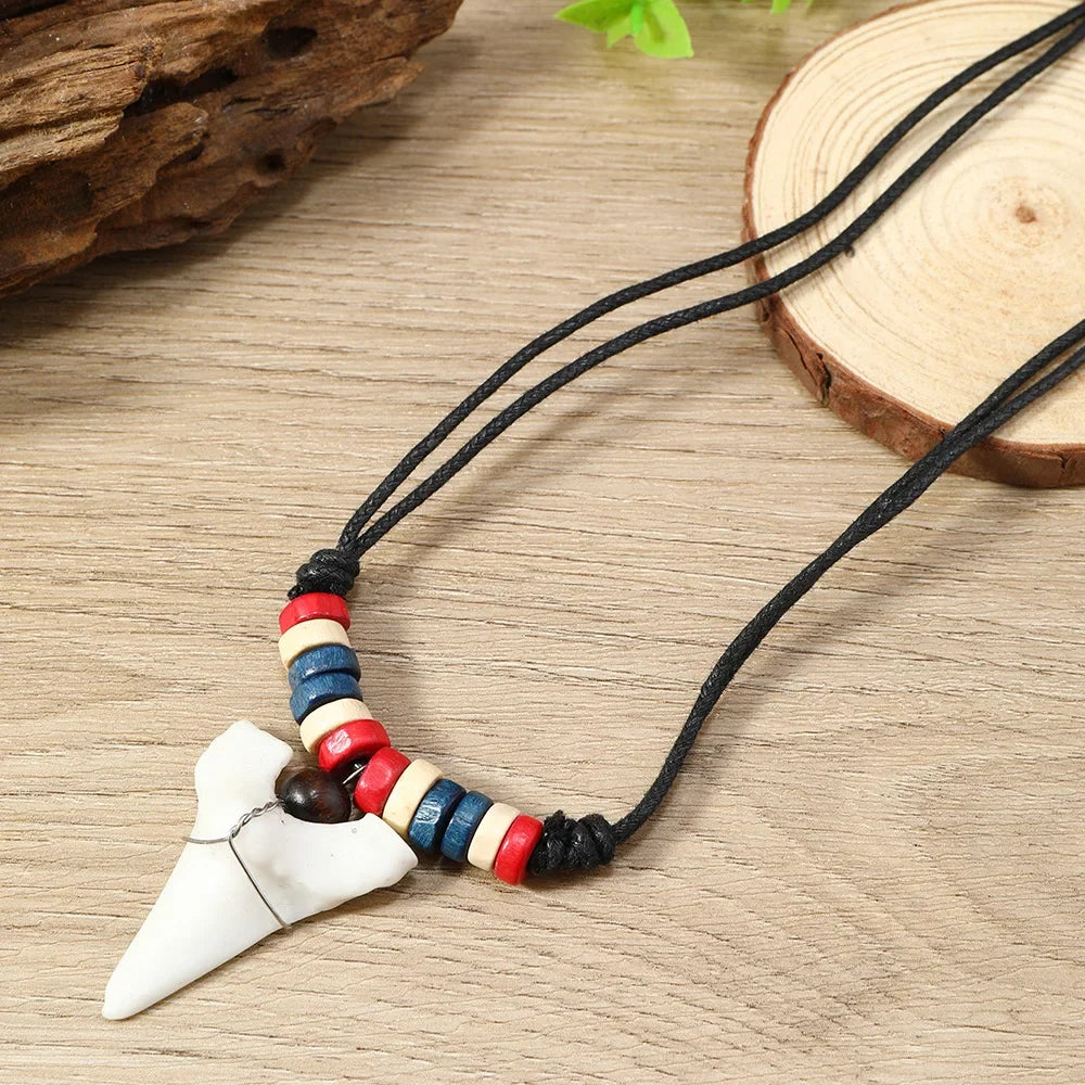 Collier dent de requin surfeur