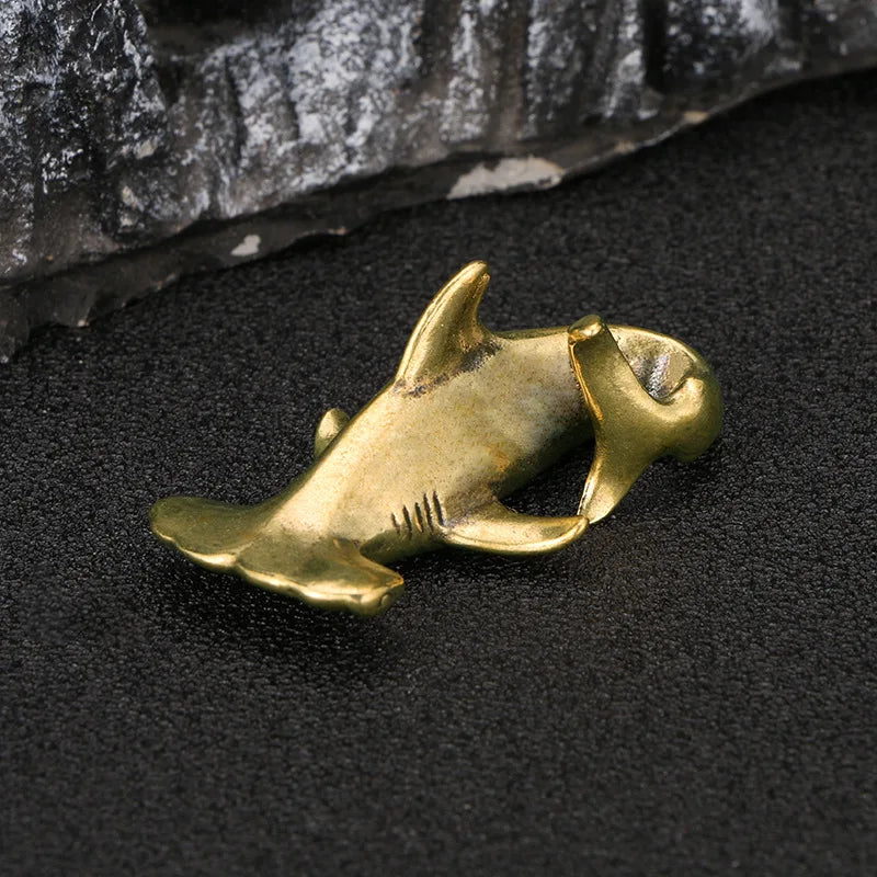 Figurine requin marteau or