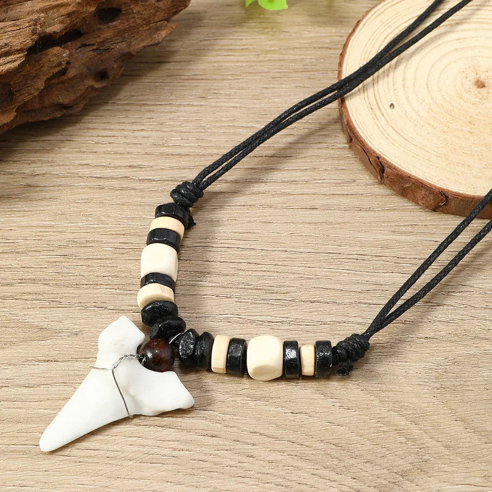 Collier dent de requin surfeur