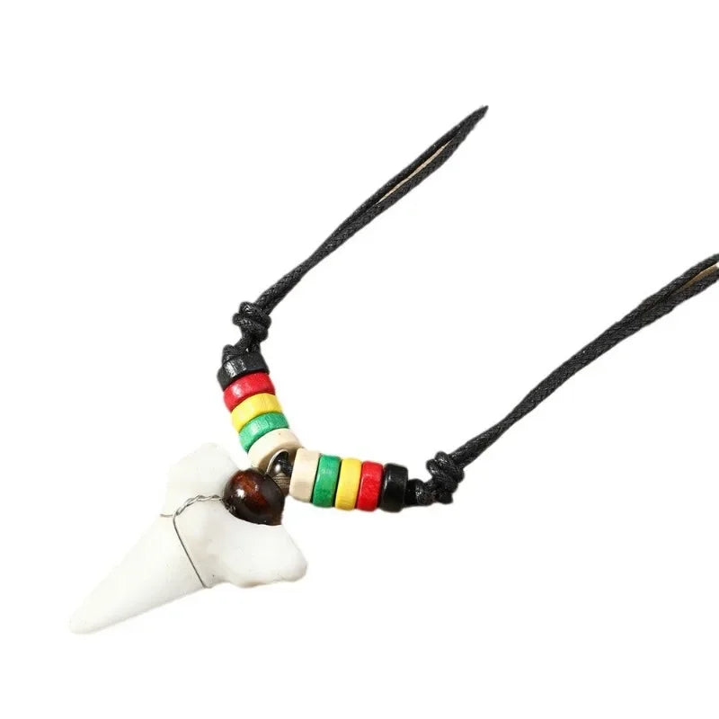 Collier dent de requin surfeur