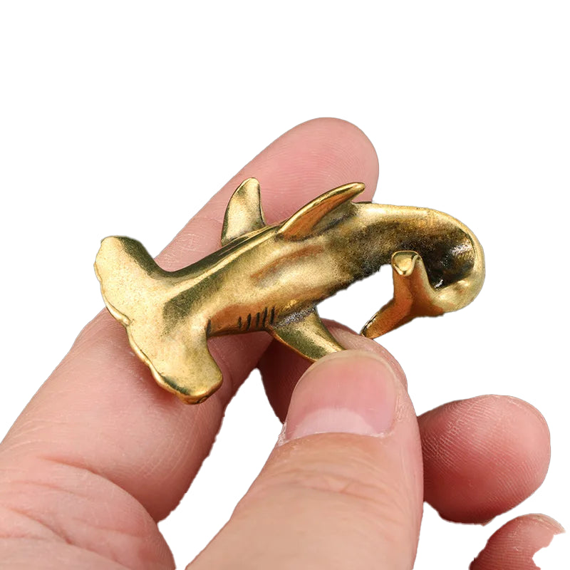 Figurine requin marteau or