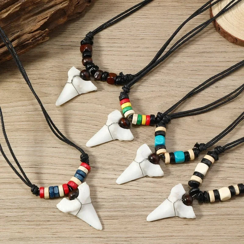 Collier dent de requin surfeur