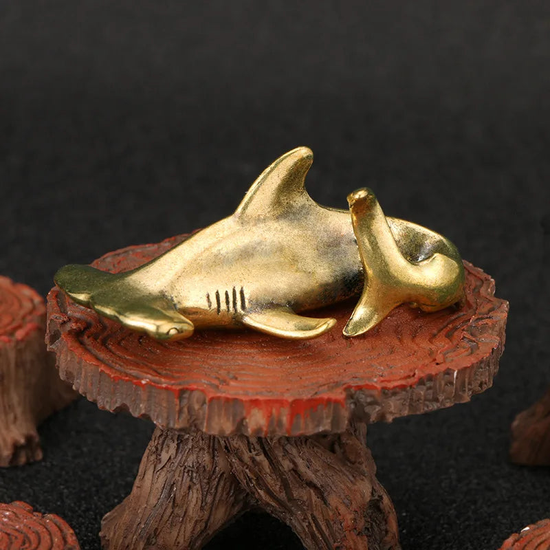 Figurine requin marteau or