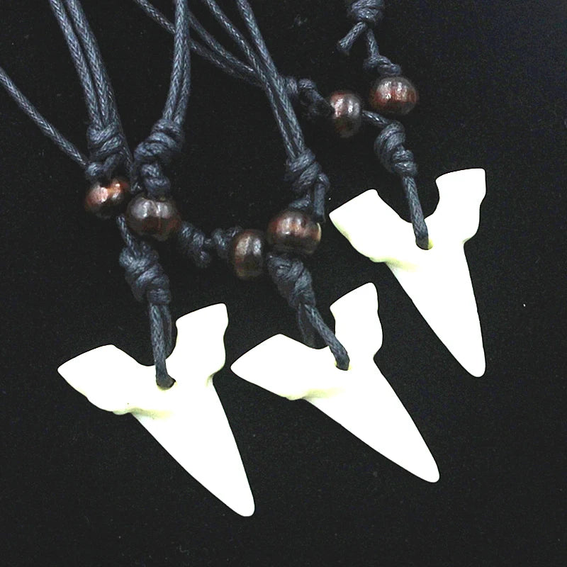 Collier dent de requin realiste